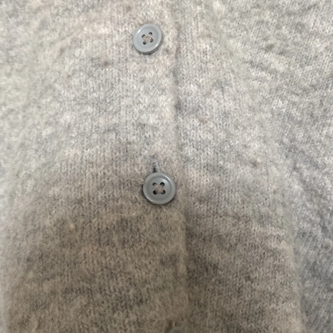 Grå stickad kofta från Gina Tricot - 3