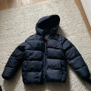Tommy hilfiger vinter jacka - Jackan köptes förra året men det var lite för varmt för att använda den så därför har den blivit använd max 5 gånger typ, så den är i jättebra skick. Jackan passar folk mellan 152-160 skulle ja säga för de är den längden jag var när jag hade den. Priset kan diskuteras, skriv gärna vid frågor! (Ny pris 2200 typ)