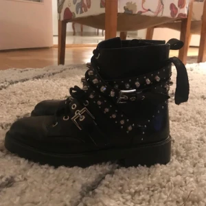 Skor  - Säljer dessa kängor från zara för att de inte används längre, skorna är i fint skick. Använd cirka 2 gånger!