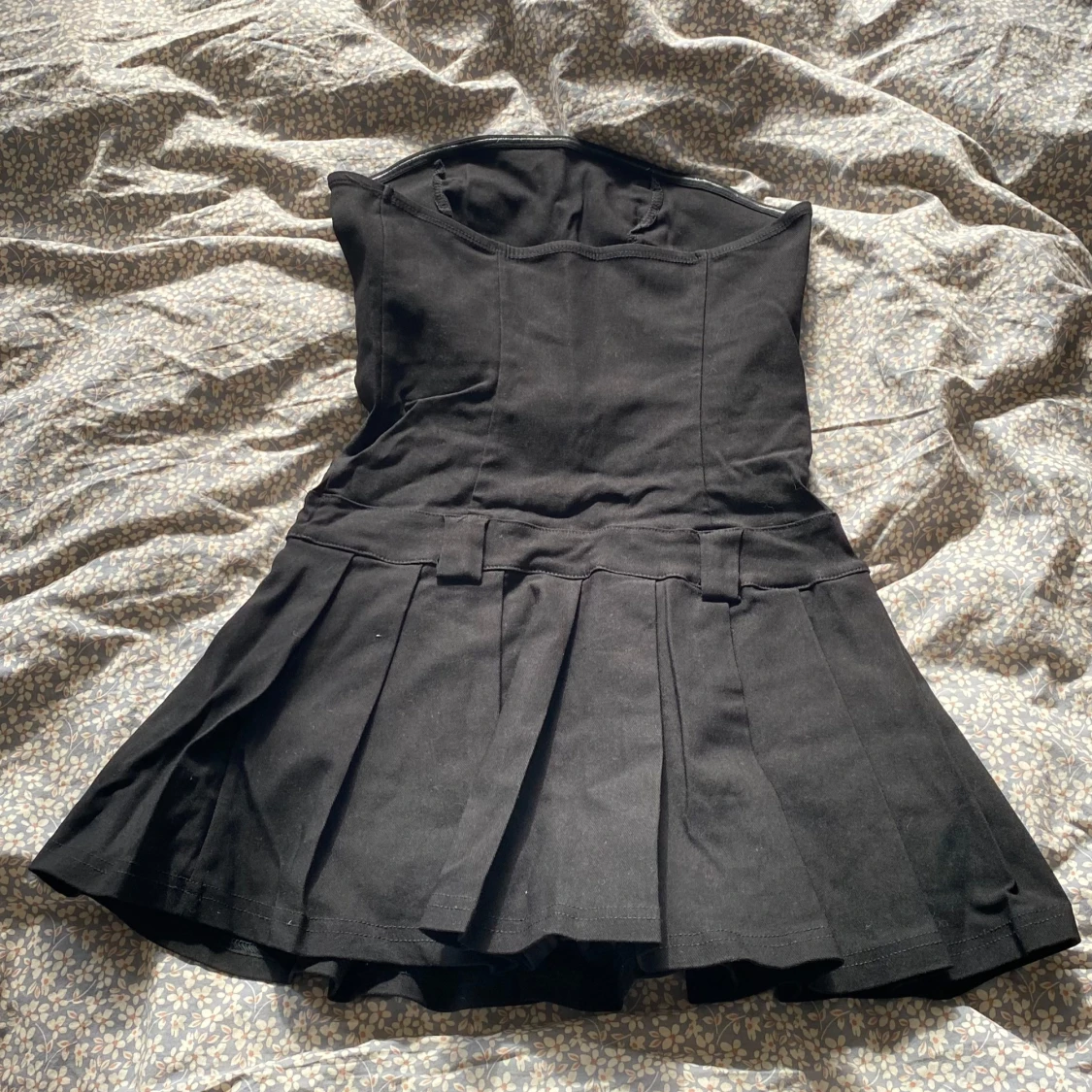 Svart axelbandslös kort klänning - 1