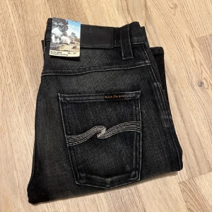 Svarta Nudie Jeans Slim Jim 28/32 - Tjena, säljer ett par as feta jeans från nudie I storlek 28/32, de är 10/10 skick helt nya och säljs för ett sjukt pris. Endast 799, nypris är 1700 hör av er vid frågor!!