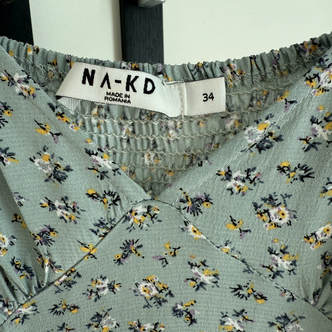 Blommig ljusgrön klänning från NA-KD - 2