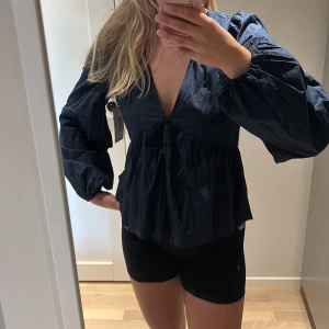 Marinblå blus från Nelly - Marinblå blus från Nelly, strl 36 och aldrig använd.