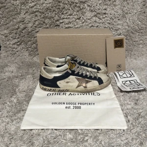 Golden Goose Superstar sneakers - | Condition: 10/10 | Color: White, Blue, Black and yellow | What is included: sneakers, dustbag, shoebox, recipe and notebook | Retail price 5 399kr |