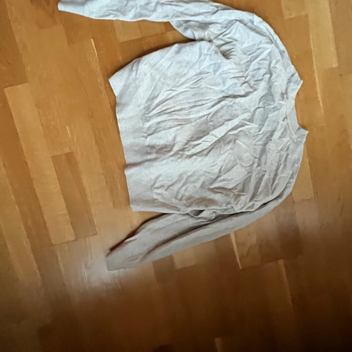 Beige tröja med text  - 2