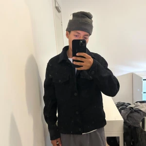 Marinblå overshirt - Säljer en marinblå overshirt i manchester med klassisk krage och stora bröstfickor med knappar. Jackan har långa ärmar och stängs med knappar framtill. Perfekt för lager-på-lager och enkel att styla till olika outfits. Helt ny skick och inga skador har Max använt 2 gånger så jag inte gillade hur den satt på mig men den e väldigt varm och kommer funka perfekt nu i höst och vinter.