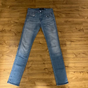 Ljusblåa replay anbass  - säljer ett par feta ljusblåa replay anbass i strl W30 L34( sizetag finns). modellen är 183 och väger 70 kg. dem har dessvärre små fläckar, men syns inte vid användning. hör av dig vid mer frågor🤩OBS! säljer billigare på vinted, kom pm