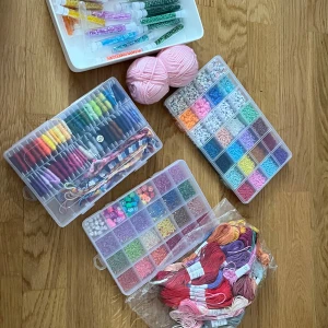 Stort pärl- och trådpaket för smycken - pysseltillbehör för 150kr. Tråd och pärlor till armband!
