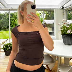Brun topp Gina Tricot - Söt brun topp från Gina Tricot i superskönt material! Säljer då den inte kommer till användning 🤎