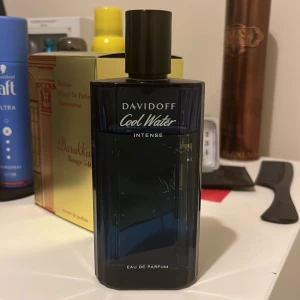 Davidoff Cool Water Intense EdP - Fräsch och maskulin parfym från Davidoff, Cool Water Intense Eau de Parfum.  Den är en fin citrus lukt som blandas med fina noter utav kokos och vanilj, perfekt om du vill stå ut! De är ca 100/125 ml kvar och den håller hela dagen och sätter ett starkt spår bakom dig, hör av dig vid intresse 😁