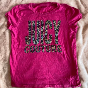 Juicy coutore topp💕 - Jättefin juicy topp som jag tyvärr säljer för att den är lite för tajt på mig. Det står storlek 12 i barn vilket motsvarar XS/S💕 