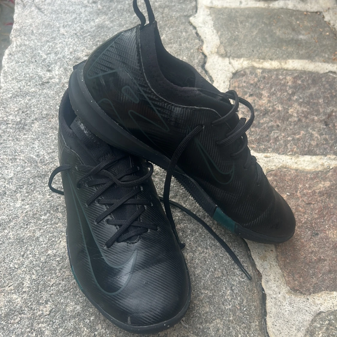 Svarta Nike fotbollsskor med snörning - 1