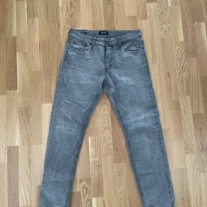 Gråa jeans Jack & Jones Tapered/Mike 30/32 - Gråa jeans från Jack & Jones använd 1 gång köptes i sommras men passar inte längre vill ni ha fler bilder eller någon fråga är det bara att skriva!