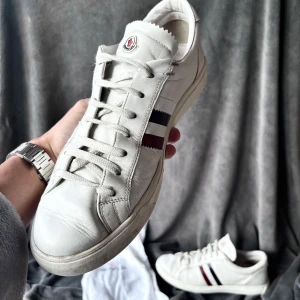 Moncler skor - Moncler skor | orginalstorlek 43,fråga om innermått vid osäkerhet | ingår: Dustbag | fraktar spårbart eller möts upp i Täby📍