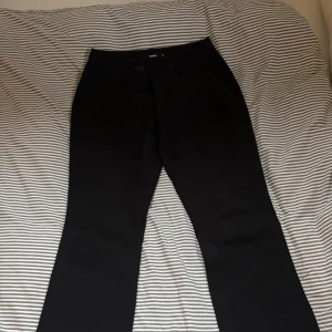 Svarta kostymbyxor med slit från Bik Bok - Kostymbyxor från bikbok med slitt där nere. Byxorna är i nytt skick och sällan använda💞