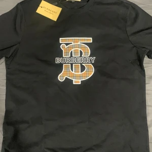 Burberry tshirt - Jätte fin burberry T-shirt i ny skicka storlek S/M