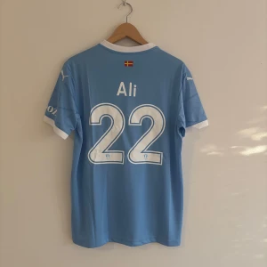 Taha Ali fotbollströja MFF 2025 - Helt ny Malmö FF fotbollströja replika med Ali å på ryggen. strl M