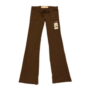 Bruna mjukisbyxor från Hollister - Jättefina lågmidjade bruna utsvängda mjukisbyxor i storlek från äldre hollister! Innerbenslängden är 85 cm, midja rakt över 41 cm och midjehöjd 16 cm. Har ett litet hål som lagats vid skrevet (se sista bilden) men är i övrigt i mycket fint skick! Använd gärna köp nu🤎