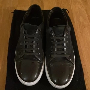 Lanvin skor - Säljer ett par skor från lanvin i storlek uk 8 som jag skulle säga motsvarar 42/43. Skorna är i färgen blå och har en liten defekt som syns på bild tre annars är de u fint skick har använt whitening cream på sulorna.