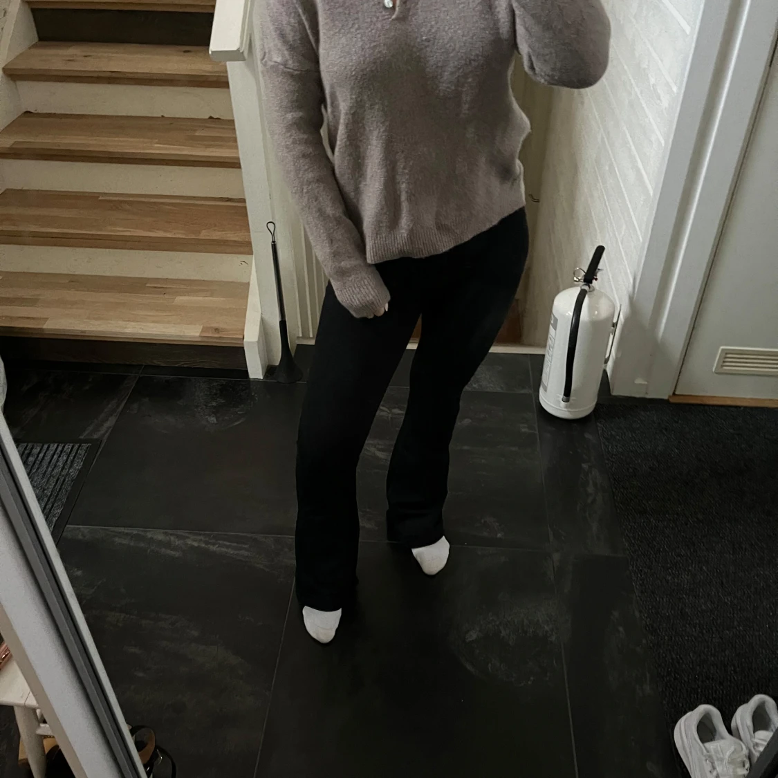 Beige stickad tröja med krage - 1