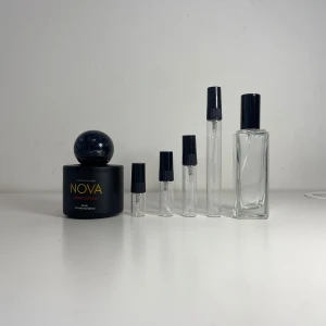 Nova Ambre Royale parfym  - En riktigt manlig doft från Nova scents, Inspererad av CC blond Amber. 1ml: 15kr 2ml: 25kr 3ml: 35kr 5ml: 55kr 10ml: 95kr 30ml: 235kr