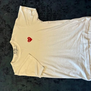 Comme des Garcons tshirt - Säljer denna vita plain CDG T-shirt. Helt ny inget fel nästan aldrig använd. Storlek S passar XS