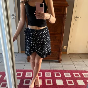 Blå prickig omlottkjol  - Blå prickig omlottkjol från Samsøe i strl S. Använd någon gång så i jättefint skick. 