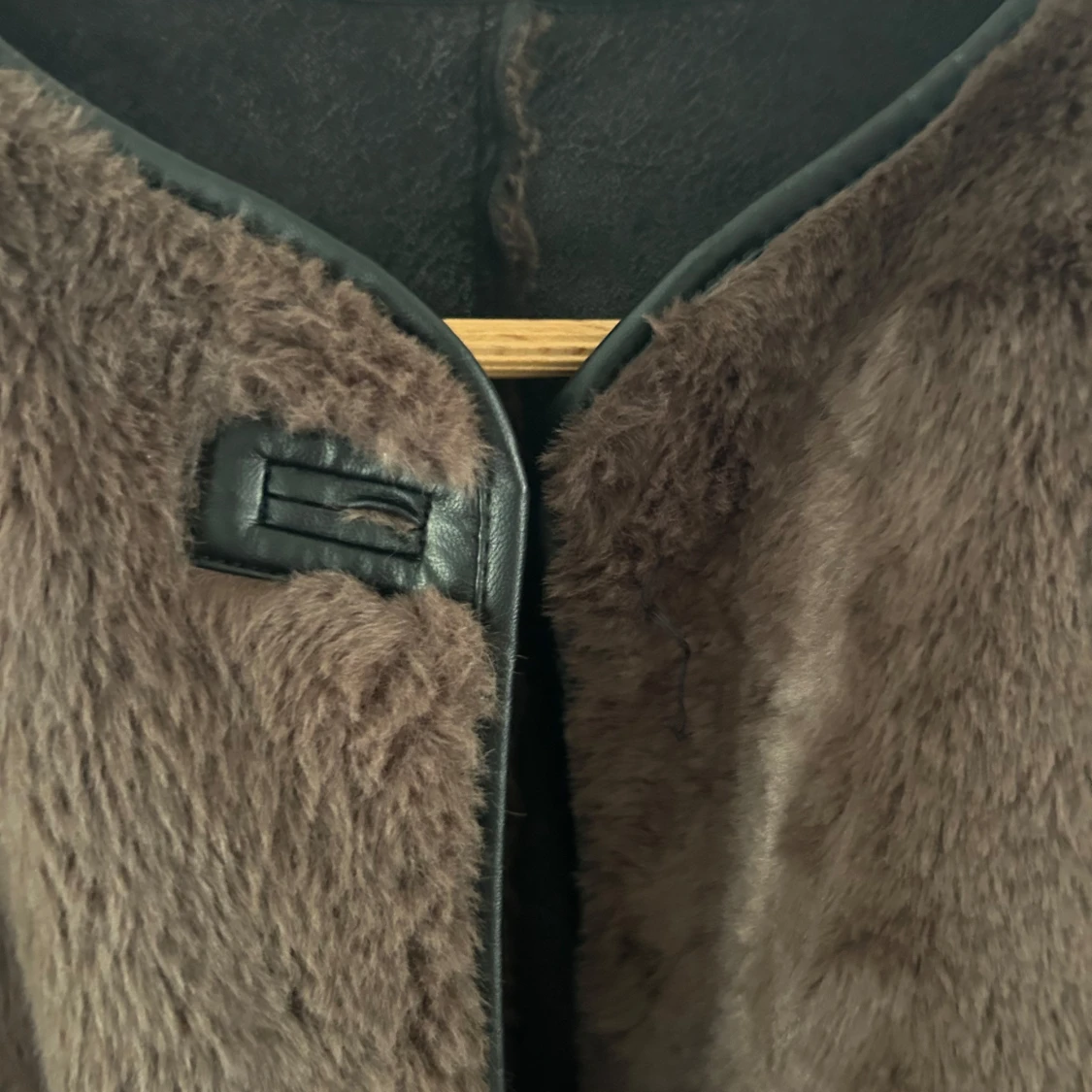 Brun pälsjacka med knäppning - 1