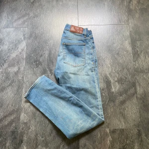 Tiger of Sweden Jeans - Hej! Säljer ett par riktigt snygga ljusblå jeans från Tiger of Sweden med slim passform och en schysst tvätt. Jeansen är i storlek 31/32 och ett riktigt kap! Tillverkade i mjukt denimtyg med gul kontrastsöm och läderpatch bak i midjan. Hör av dig vid frågor eller funderingar! /Époque