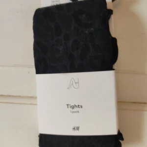 Leopardmönstrade tights  - Ett par svarta tights från H&M med ett diskret leopardmönster. 