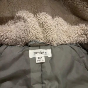 Grå teddyfodrad overall från Newbie - Supermysig grå teddyfodrad overall från Newbie med huva och dragkedja. Utsidan har ett gulligt mönster med rävar, ugglor och växter i dova färger. Perfekt för kalla dagar och håller barnet varmt och bekvämt. Använd fåtal gånger, pris kan diskuteras vid snabb affär 💕 Ny pris 799 men kom ihåg denna är bara använd 2 gånger och har inga fläckar 