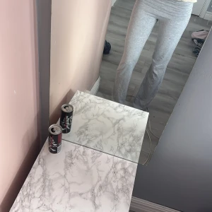 Grå youga pants med bootcut från Gina tricot - Säljer ett par ljusgrå youga pants med bootcut-snitt. Byxorna har hög midja och är tillverkade i mjukt bomullsmaterial som är riktigt skönt mot huden. Perfekta för en chill och avslappnad stil.