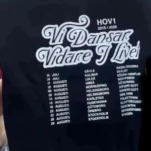 Hov1 t-shirt - Hov1 t-shirt storlek S helt ny från gärdet idag! I sin förpackning med tryck ”Vi dansar vidare i livet” på ryggen🤍