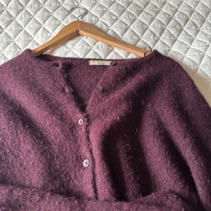Vinröd kofta gina - Inga fläckar eller hår och alla knappar finns kvar!!