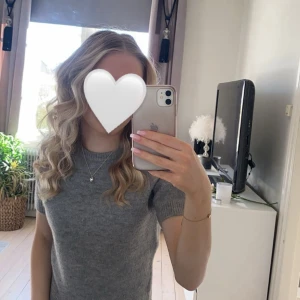 Grå stickad topp från Zara - Supermysig grå stickad topp från Zara. Andvänd kanskw 2ggr med andra ord ny skick! Osäker på vad jag köpte den för🩷INTE SIXIG MOT HUDEN