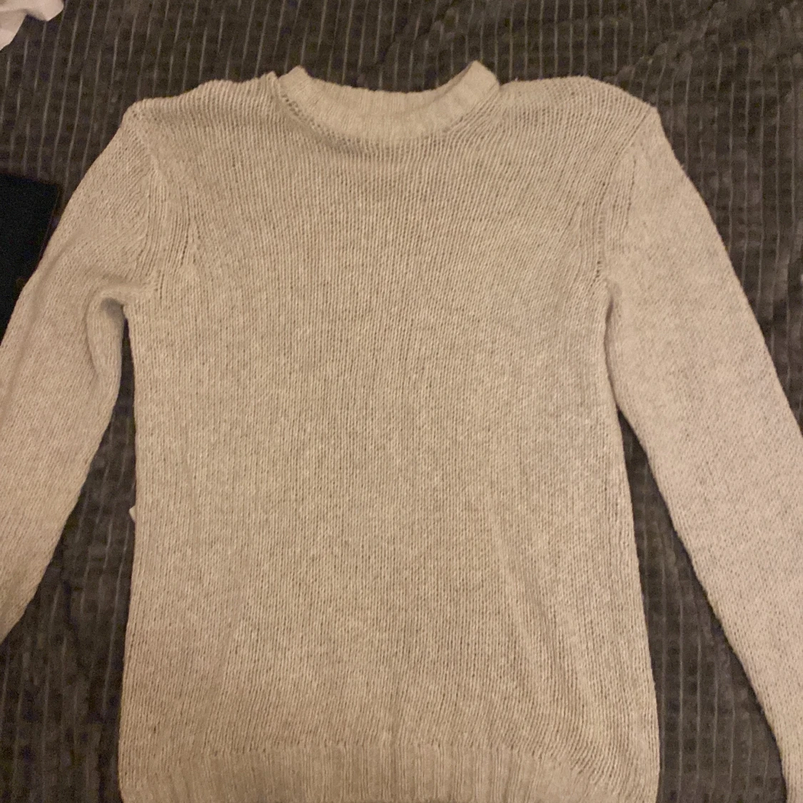 Beige stickad tröja med rund hals