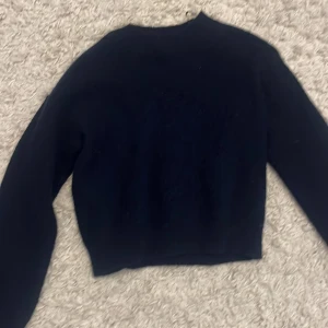 Mörkblå stickad tröja från Lindex - Stickad tröja från Lindex, aldrig använd, nypris 600