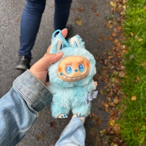 Labubu Biginto Energy Hope - Jag vart scammed på en labubu som de sa var riktig. Köpte för 600kr och säljer  den för 222kr. Den är ändå väldigt bra skick och kvalitet. Finns kort till den och påse med boxen är borta. perfekt att hänga på väskan eller använda som accessoar.