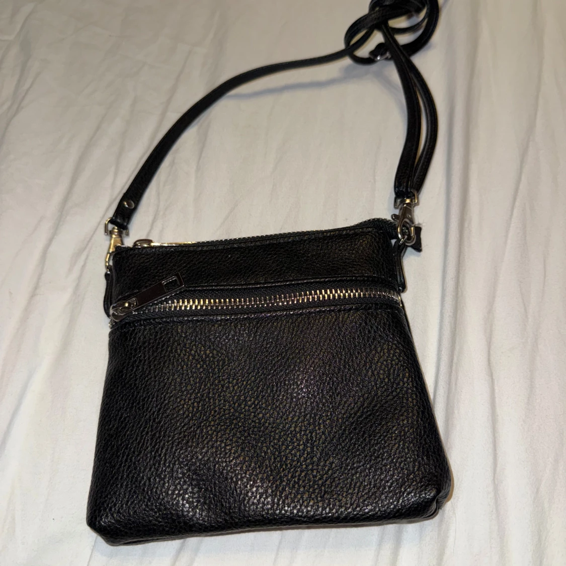 Svart axelväska med dragkedja