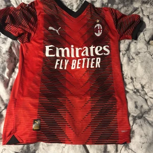 AC Milan röd matchtröja Puma - Säljer en AC Milan fotbollströja från Puma köpt för 900 väldigt bra skick