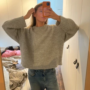 Stickad tröja  - Perfekt basplagg till hösten🍁 Tecken på användning finns 🫰🏼