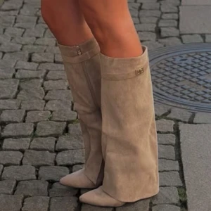 boots  - säljer två par jätte snygga boots! svarta och beiga i storlek 36. Både är bara använda endast en gång och är i helt nyskick! köpta nya för 999✨