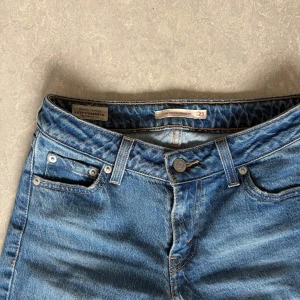 Levis Low rise jeans - Levis jeans i modellen Low Rise i strl W23, endast använda fåtal gånger. Säljes då jag inte använder lågmidjat!
