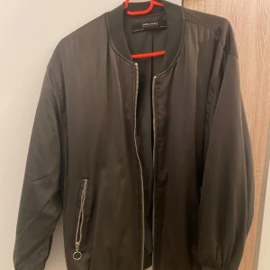 Militärgrön bomberjacka - Snygg militärgröne bomberjacka från Zara , använt några ggr. Perfekt för dig som gillar stilrena och enkla plagg med streetkänsla.