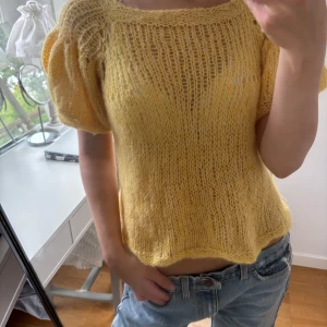 Gul stickad topp med puffärm - Ljusgul stickad topp med korta puffärmar. 