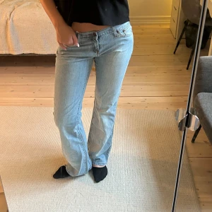 Lågmidjade jeans  - Så snygga jeans, helt nya. Midjemått = 78cm. Innerbenslängd = 82cm