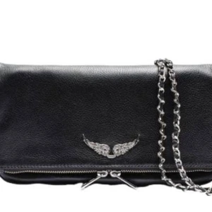 Zadig väska - går att byta märke på! Snygg svart axelväska i skinn med silverfärgad kedjerem och coolt vingemblem framtill. Väskan har dragkedja nertill och en stilren, avlång form som passar perfekt till din outfit. Kedjedetaljerna ger en edgy vibe.