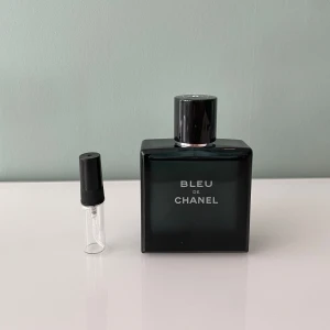 3 ml sample/doftprov av Bleu de Chanel edt - Ett sample på 3 ml av Bleu de Chanel edt. Det är en fräsch parfym som funkar bra att ha året om. Våra samples är helt nya och är gjorde av glas. Det är fritt fram att skriva till oss om ni har några frågor.