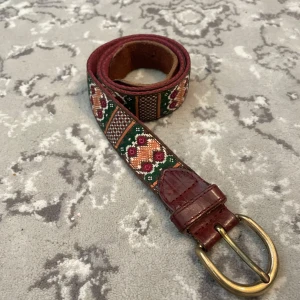 BRODERAT BÄLTE - Säljer detta riktigt unika Broderade läder bälte som är 80cm långt✔️Mycket fint skick✔️ Skriv vid frågor✔️