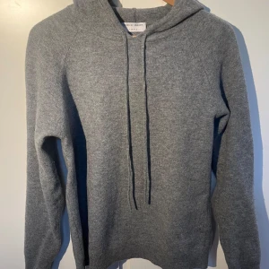 Tiger of Sweden Merinohoodie - Säljer nu denna riktigt snygga merinohoodien från tiger of sweden. Storlek M, men passar S. Skick 8/10. Nypris 1499kr, mitt pris 499kr! Tveka inte på att höra av er vid frågor.